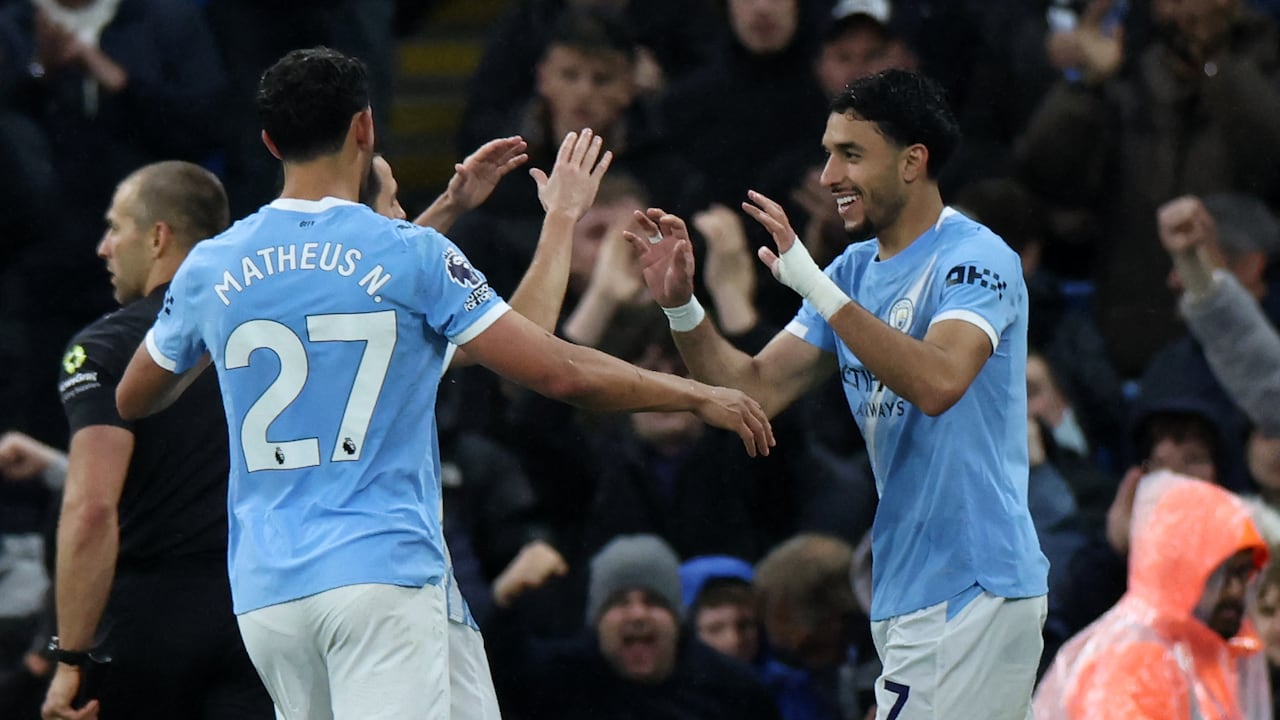 El delantero egipcio del Manchester City, Omar Marmoush (derecha), con el número 07, celebra el segundo gol de su equipo durante el partido de la Premier League inglesa entre el Manchester City y el Crystal Palace en el Etihad Stadium de Manchester, al noroeste de Inglaterra, el 13 de mayo de 2026. (Foto de Darren Staples / AFP)