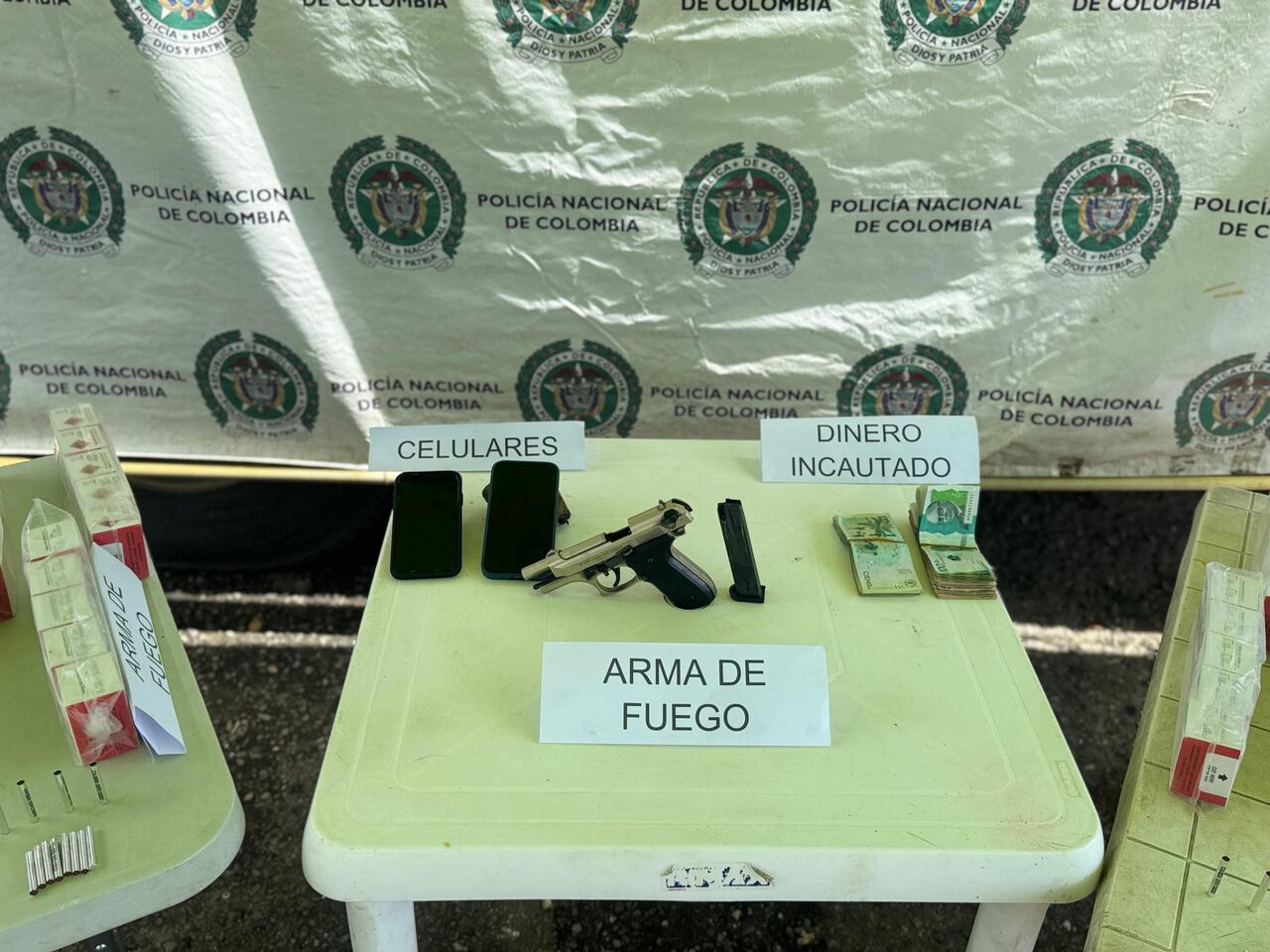 Una pistola, celulares y dinero en efectivo fueron otros elementos decomisados en este puesto de control policial ejecutado en la vía Popayán-Cali y donde fue capturada esta persona por movilizar un amplio lote de detonadores, indicó la Policía.
