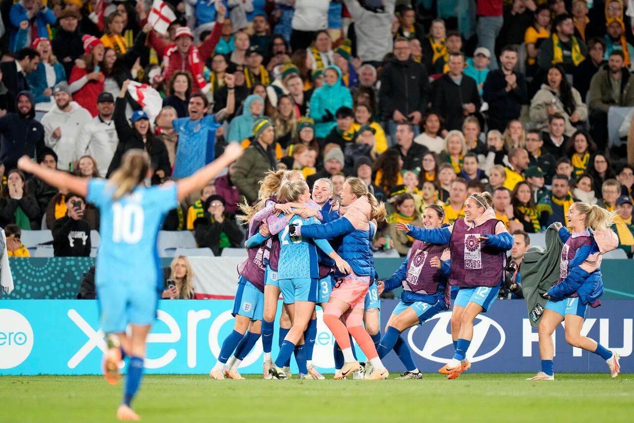 Los jugadores de Inglaterra celebran después de que Alessia Russo de Inglaterra anotó el tercer gol de su equipo durante el partido de fútbol semifinal de la Copa Mundial Femenina entre Australia e Inglaterra en el Estadio Australia en Sydney, Australia, el miércoles 16 de agosto de 2023. (AP Foto/Alessandra Tarantino)
