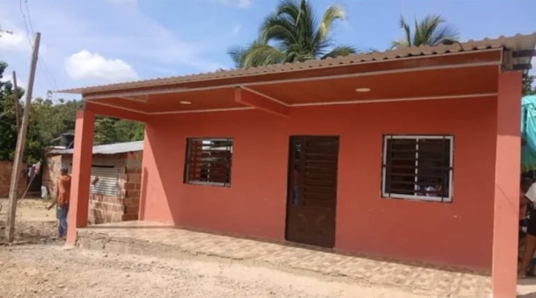 En esta vivienda fueron encontrados la mujer y sus tres hijos.