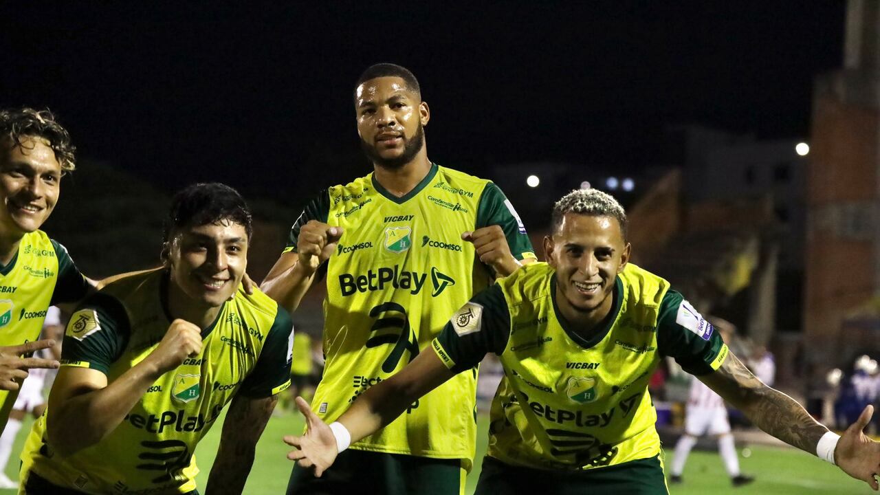 Jugadores del Huila celebran un gol ante el Tolima, en la fecha 10 de la Liga Betplay II-2023.