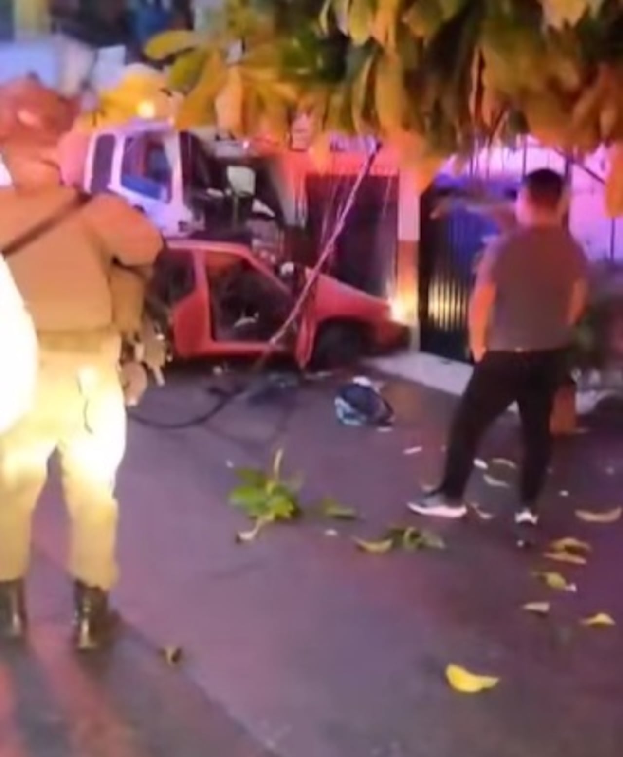 Persecución y choque múltiple en El Bordo, El Patía, terminó con vehículos incrustados en una vivienda y local comercial