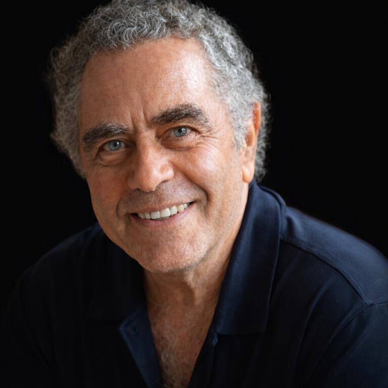Nagui Sabet, arquitecto egresado con título de doctor de la Università degli Studi di Roma (Italia, 1976) y con formación avanzada en Harvard University (1983).