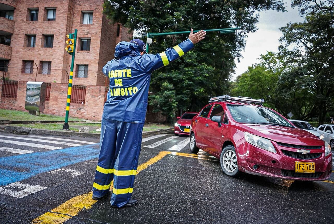 Regulación de agentes de tránsito en la zona cercana a Univalle.