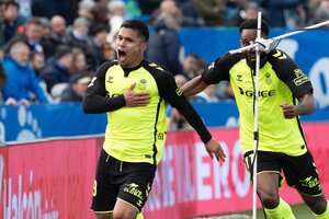 'Cucho' Hernández celebrando su primer gol con el Real Betis.