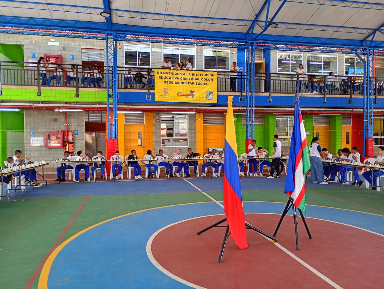 En varios colegios de Cali se desarrollan partidas de ajedrez.