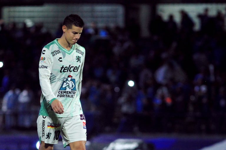 Leon's Colombian midfielder #10 James Rodr�guez reacts at the end of the Liga MX Apertura football tournament match between Cruz Azul and Leon at Ciudad de los Deportes Stadium in Mexico City on July 26, 2025. (Photo by Victor Cruz / AFP)
