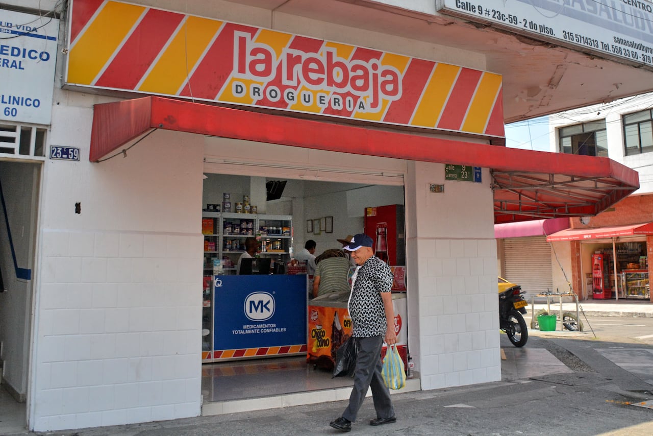 El presidente Gustavo Petro anunció que las sedes de Drogas La Rebaja, bajo control del Estado, se transformarán en puntos de atención primaria en salud y dispensarios de medicamentos. Este cambio busca fortalecer el sistema de salud pública y mejorar el acceso a medicinas en diversas regiones del país.