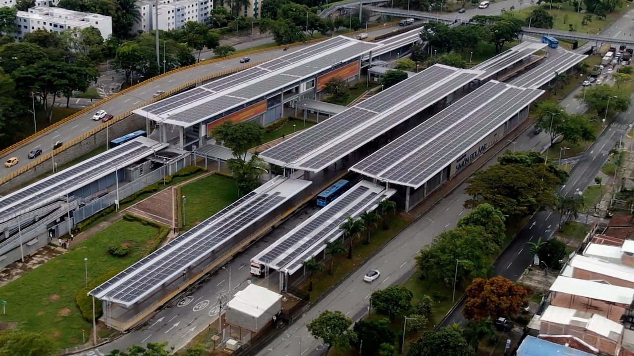 La Terminal Simón Bolívar del MIO cuenta con una planta solar de generación distribuida compuesta por 2.074 módulos solares, instalada sobre las cubiertas de la infraestructura del sistema masivo de transporte.