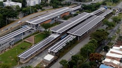 La Terminal Simón Bolívar del MIO cuenta con una planta solar de generación distribuida compuesta por 2.074 módulos solares, instalada sobre las cubiertas de la infraestructura del sistema masivo de transporte.