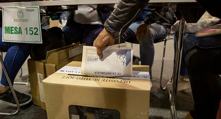 En el país podrán votar 38.029.475 ciudadanos, en 100.809 mesas que se instalarán en 12.263 puestos de votación; en el exterior, 972.764 personas están habilitadas para sufragar en 1.343 mesas