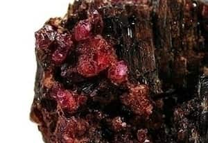 3) Painita: Se le considera el más raro mineral gema, puede ser utilizado en la curación de cristales o simplemente coleccionarse. El precio por gramo está en US$300.000.