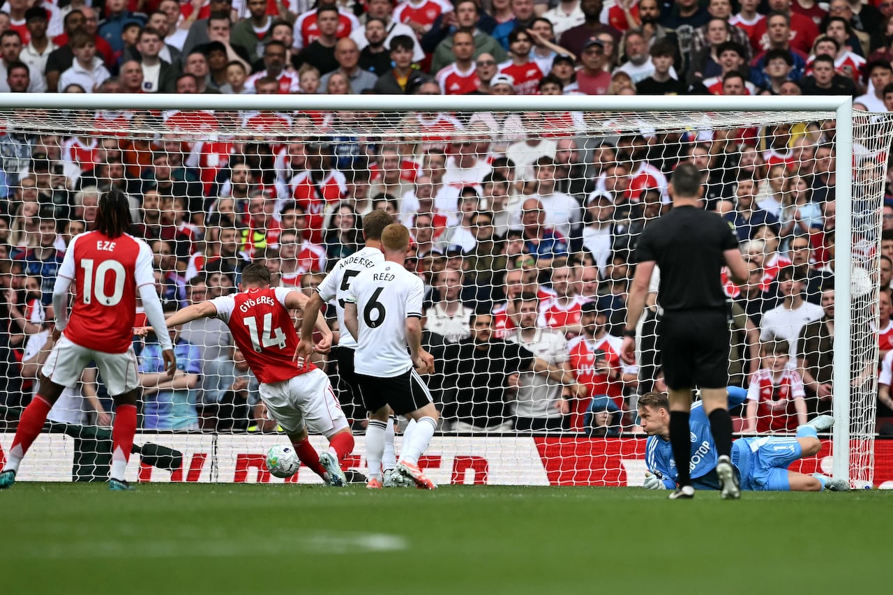 El delantero sueco del Arsenal, Viktor Gyokeres, número 14, anota el primer gol de su equipo durante el partido de la Premier League inglesa entre el Arsenal y el Fulham en el Emirates Stadium de Londres el 2 de mayo de 2026. (Foto de Ben Stansall / AFP)