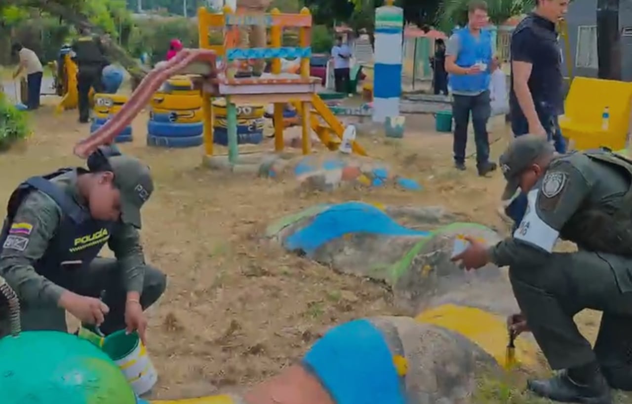Habitantes del barrio La Victoria, junto a uniformados de la Policía Nacional y funcionarios de la Alcaldía, participaron en la jornada de recuperación y embellecimiento del parque comunitario.