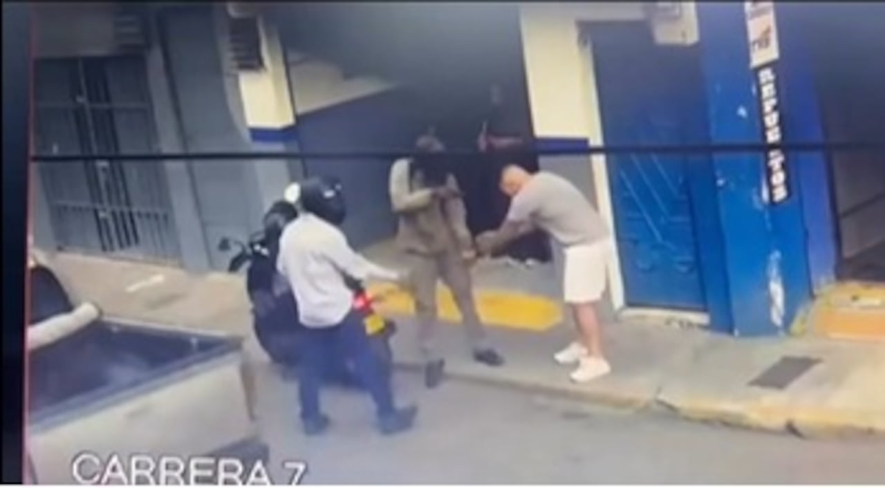 El asalto ocurrió sobre la carrera 7 del centro de Cali, una de las zonas más transitadas y comerciales de la capital vallecaucana.