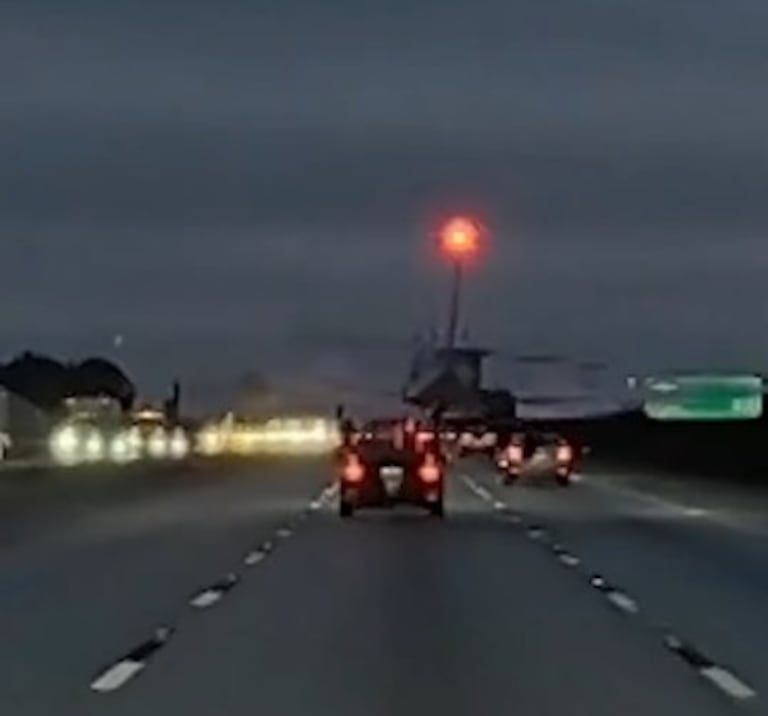 La conductora del automóvil resultó herida, mientras que el piloto y su pasajero sobrevivieron sin lesiones.