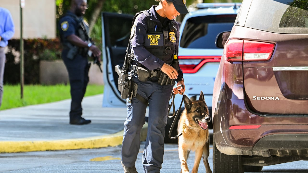 Miembros del Departamento de Seguridad Nacional y la policía brindan seguridad mientras Ryan Wesley Routh es llevado ante un juez en el tribunal federal.
