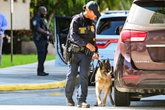 Miembros del Departamento de Seguridad Nacional y la policía brindan seguridad mientras Ryan Wesley Routh es llevado ante un juez en el tribunal federal.