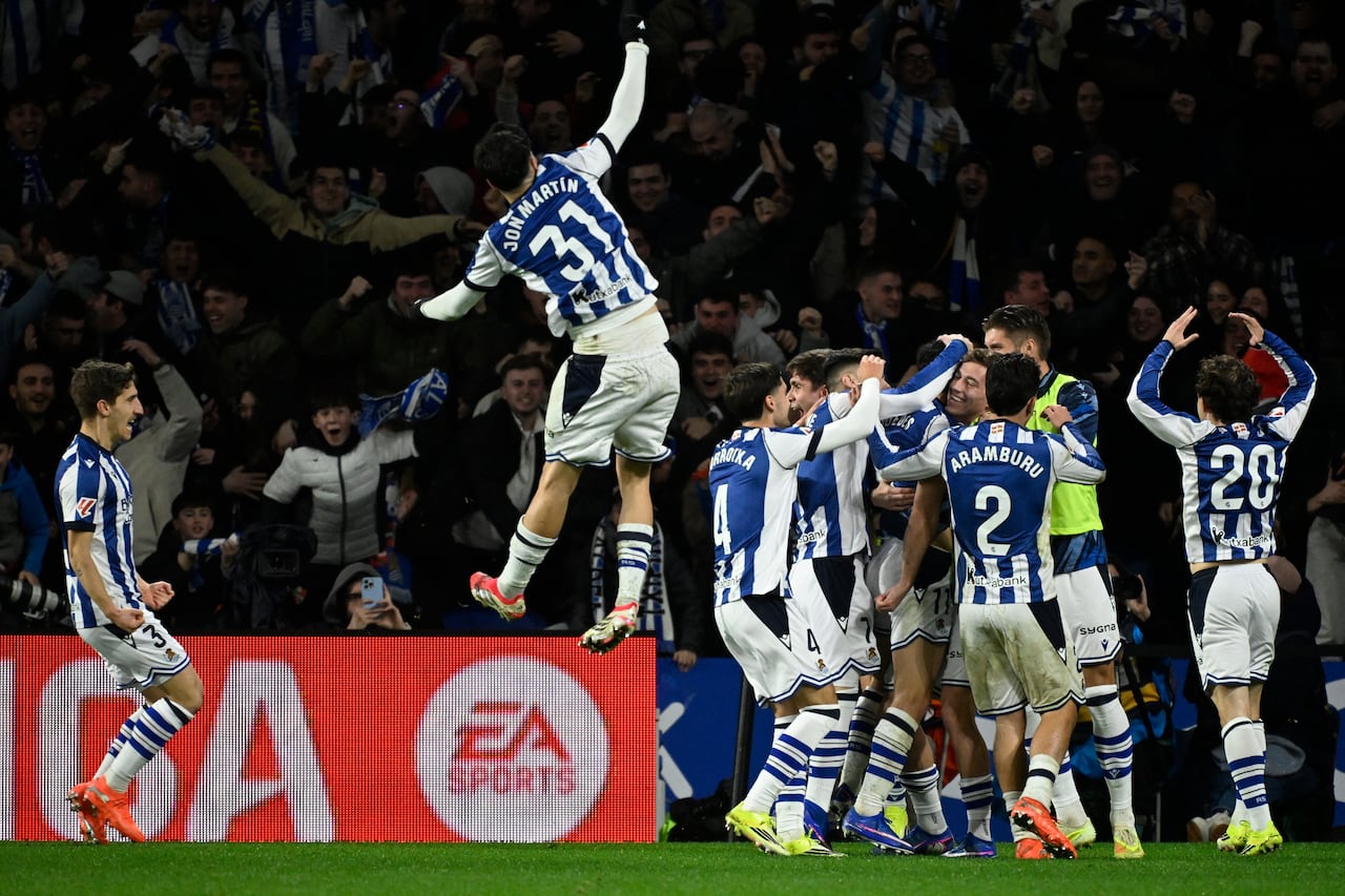 Los jugadores de la Real Sociedad celebran el segundo gol del delantero portugués Gonçalo Guedes durante el partido de la liga española entre la Real Sociedad y el FC Barcelona en el Estadio de Anoeta en San Sebastián el 18 de enero de 2026. (Foto de ANDER GILLENEA / AFP)
