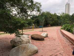 El contrato contempla la conservación y reparación de mobiliario urbano crucial, como barandas, bancas, pérgolas y elementos de señalización.