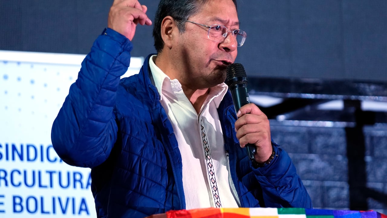 El presidente de Bolivia, Luis Arce, se dirige a una asamblea de trabajadores agrícolas de la Confederación de Pueblos Interculturales de Bolivia en La Paz, Bolivia, el martes 3 de octubre de 2023.