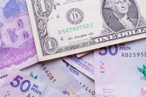 billete de un dólar sobre pesos colombianos, cerrar