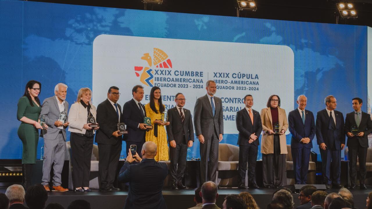 Grupo Coomeva junto al rey Felipe VI de España, recibiendo su reconocimiento en Ecuador.
