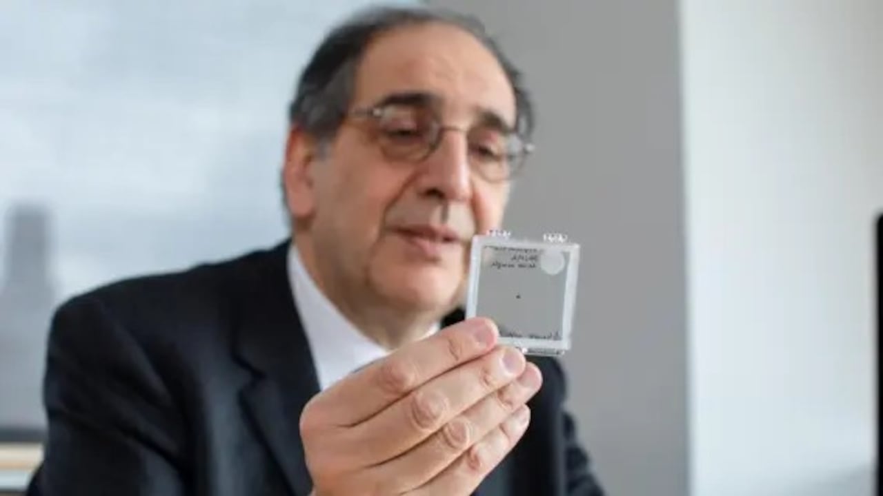 Jose-Alain Sahel, investigador de y uno de los autores del hallazgo, sostiene el implante ocular Prima.