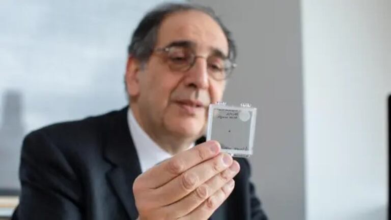 Jose-Alain Sahel, investigador de y uno de los autores del hallazgo, sostiene el implante ocular Prima.