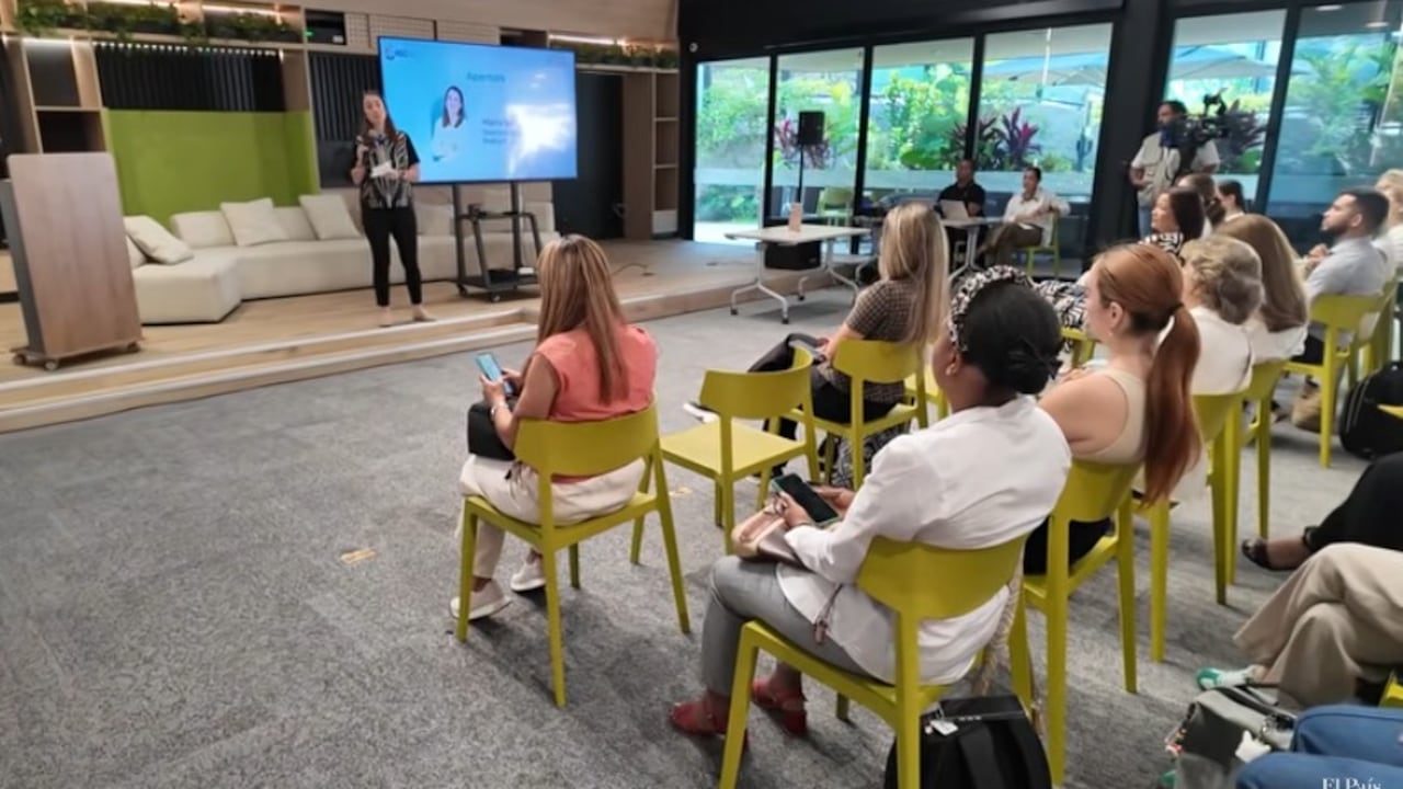 Representantes del sector empresarial, académico y gremial durante la presentación del informe que analiza el impacto económico, social y ambiental de las empresas en el Valle del Cauca.