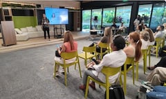 Representantes del sector empresarial, académico y gremial durante la presentación del informe que analiza el impacto económico, social y ambiental de las empresas en el Valle del Cauca.