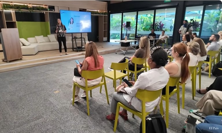 Representantes del sector empresarial, académico y gremial durante la presentación del informe que analiza el impacto económico, social y ambiental de las empresas en el Valle del Cauca.