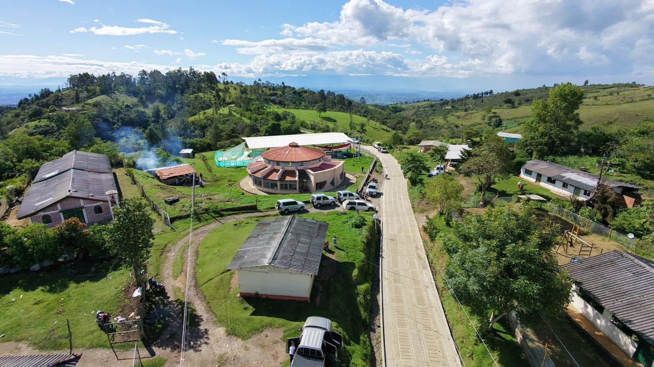 Las obras del programa Vías para la Vida benefician a más de 20 mil habitantes, facilitando el acceso a servicios de salud, educación y a la vía Panamericana.