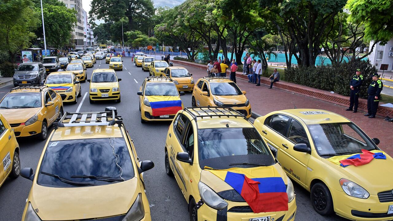 Varios taxistas se han unido al plantón que se llevo a cabo en los alrededores del Centro Administrativo Municipal, CAM. Los motoristas afirman que el alto precio de los combustibles y la propagación del servicio informal los tiene al borde del colapso económico. Fotos Raúl Palacios / El Pais / Julio 24 del 2023 Cali.