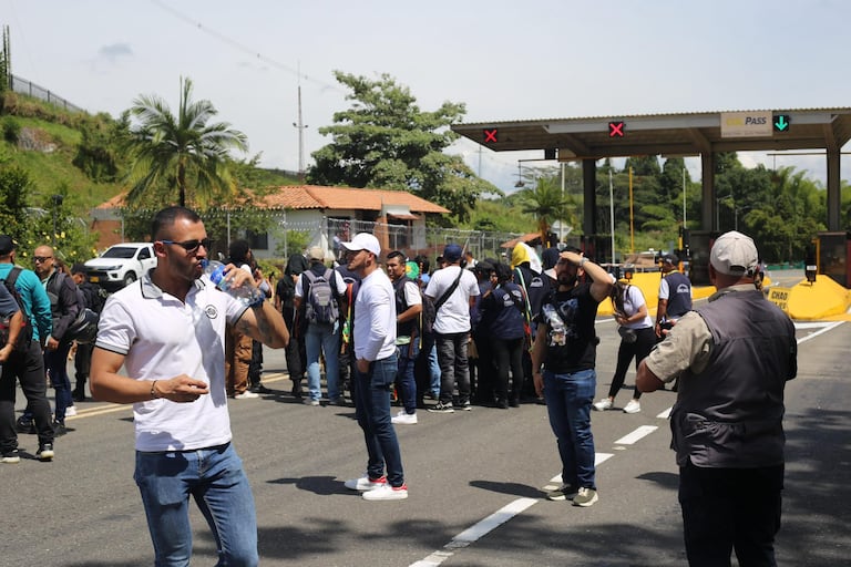 Este viernes se registran bloqueos en varios de los peajes de Autopistas del Café.