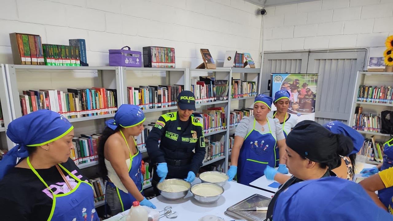 Un grupo de 20 madres cabeza de hogar en San Nicolás, junto a sus familias, participa activamente en un taller productivo de repostería y panadería.