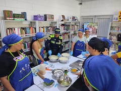 Un grupo de 20 madres cabeza de hogar en San Nicolás, junto a sus familias, participa activamente en un taller productivo de repostería y panadería.
