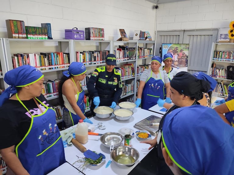 Un grupo de 20 madres cabeza de hogar en San Nicolás, junto a sus familias, participa activamente en un taller productivo de repostería y panadería.