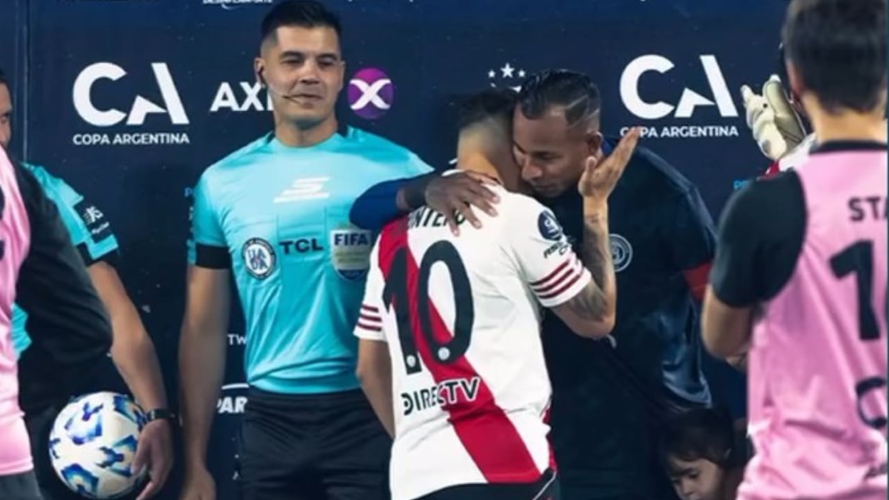 Juan Fernando Quintero abrazando a Sebastián Villa en un partido de Independiente Rivadavia vs. River Plate.