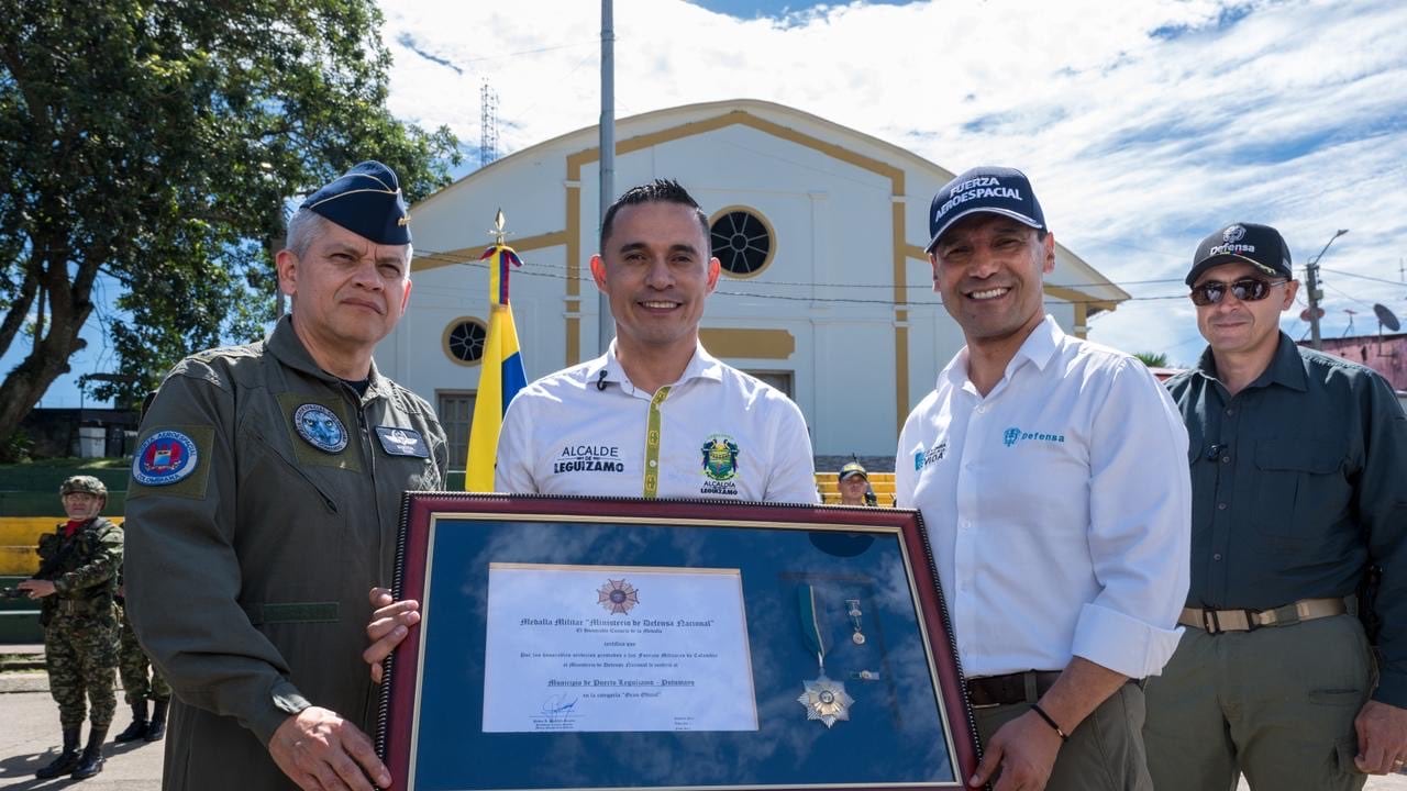 El ministro de Defensa, Pedro Sánchez Suárez, lideró una jornada de reconocimiento en el municipio de Puerto Leguízamo, en agradecimiento a la comunidad por su participación en el rescate de militares tras el accidente de un avión Hércules ocurrido el pasado 23 de marzo.
