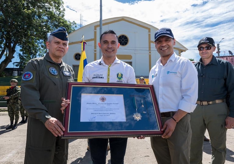 El ministro de Defensa, Pedro Sánchez Suárez, lideró una jornada de reconocimiento en el municipio de Puerto Leguízamo, en agradecimiento a la comunidad por su participación en el rescate de militares tras el accidente de un avión Hércules ocurrido el pasado 23 de marzo.