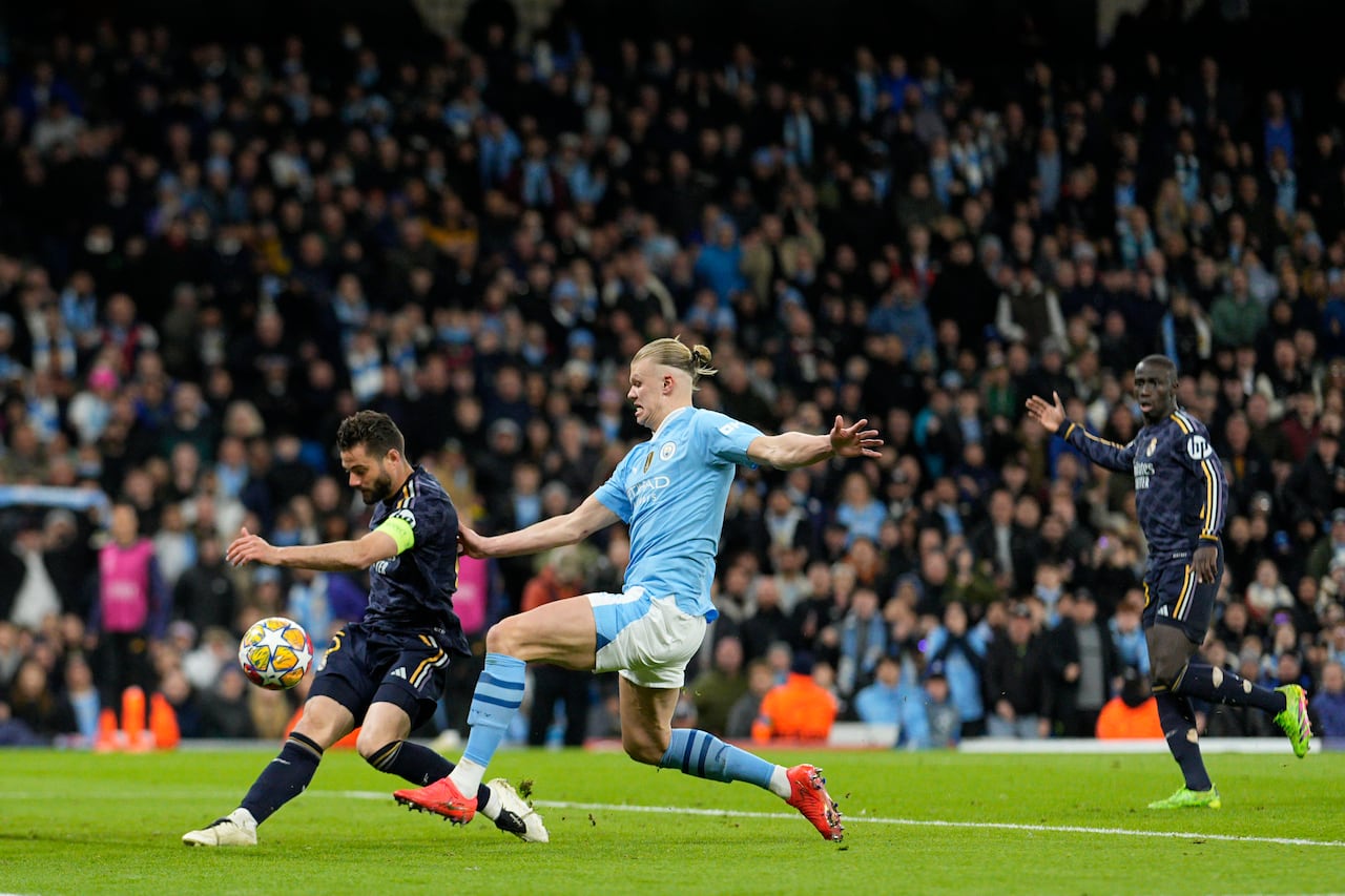 Erling Haaland, del Manchester City, a la derecha, es desafiado por Nacho del Real Madrid durante el partido de vuelta de los cuartos de final de la Liga de Campeones entre el Manchester City y el Real Madrid en el estadio Etihad de Manchester, Inglaterra, el miércoles 17 de abril de 2024. (Foto AP/Dave Shopland )