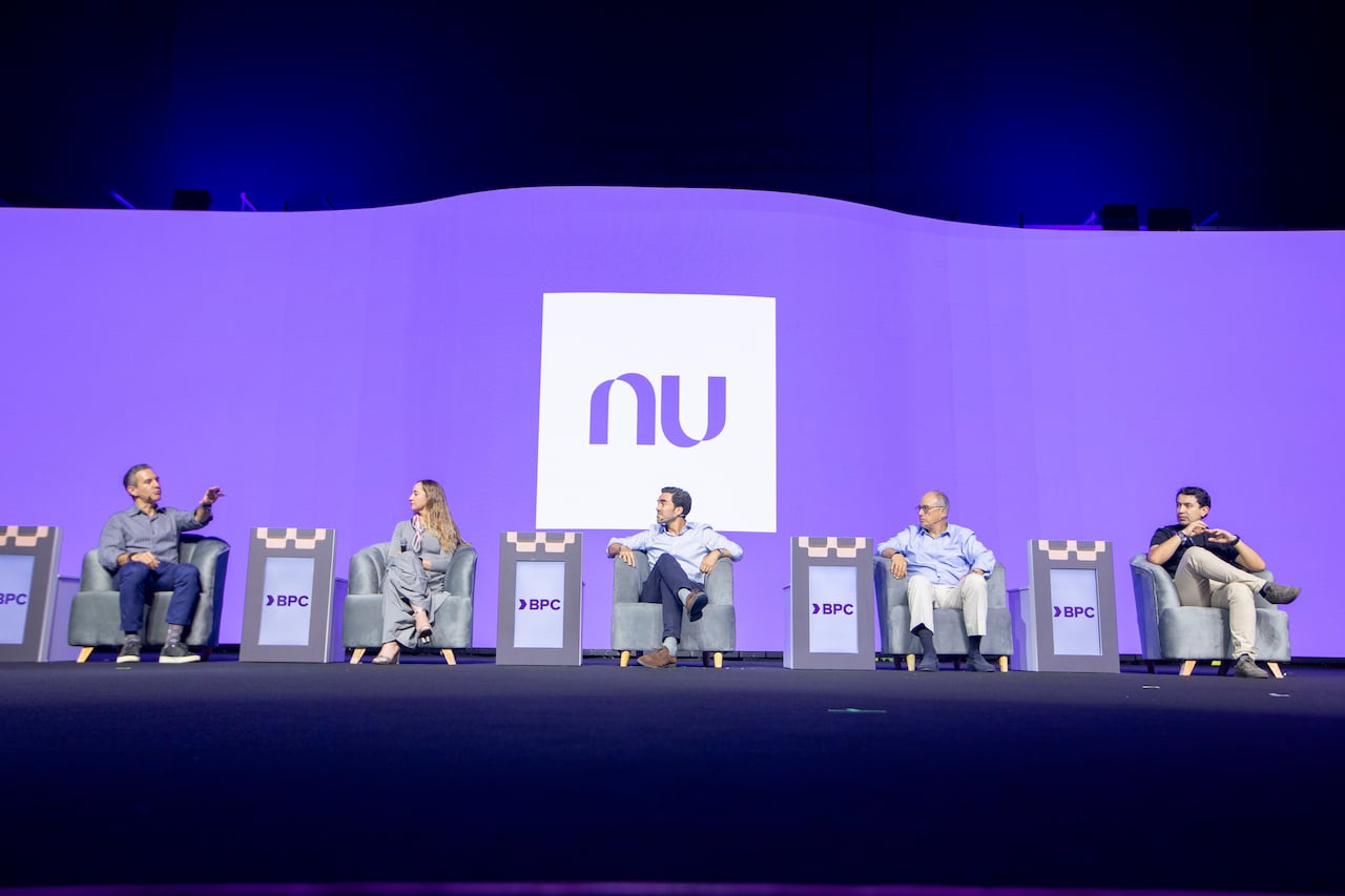 Gabriel Santos (Colombia Fintech), Juan Carlos Echeverry (Banco de Bogotá), Daniel Briceño (Cámara de Representantes), Marcela Torres y David Vélez (Nu) debatieron sobre las reformas urgentes que requiere el sistema financiero colombiano