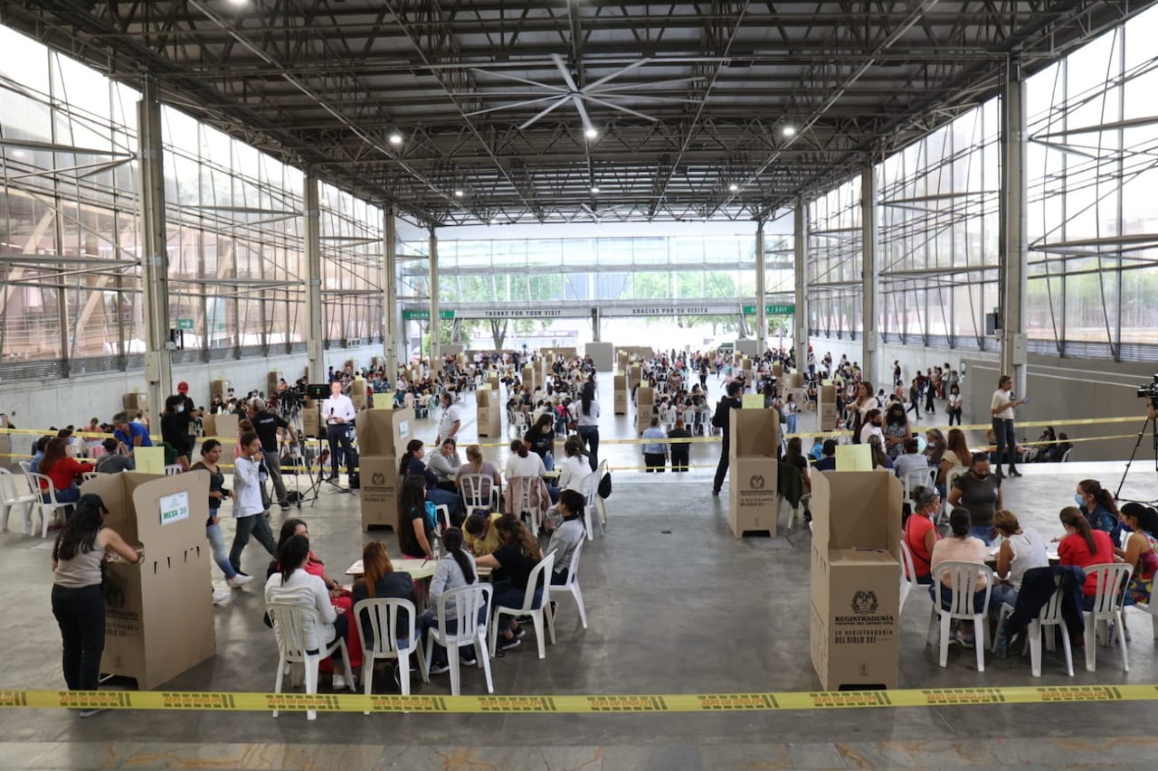 Votaciones Medellin urnas, votos gente