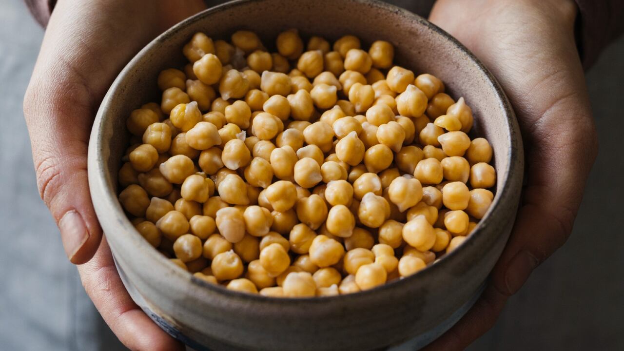 Los garbanzos son fuente de proteínas como el calcio, potasio, hierro, fósforo, magnesio, folatos, niacina, vitamina B6 y vitamina E.