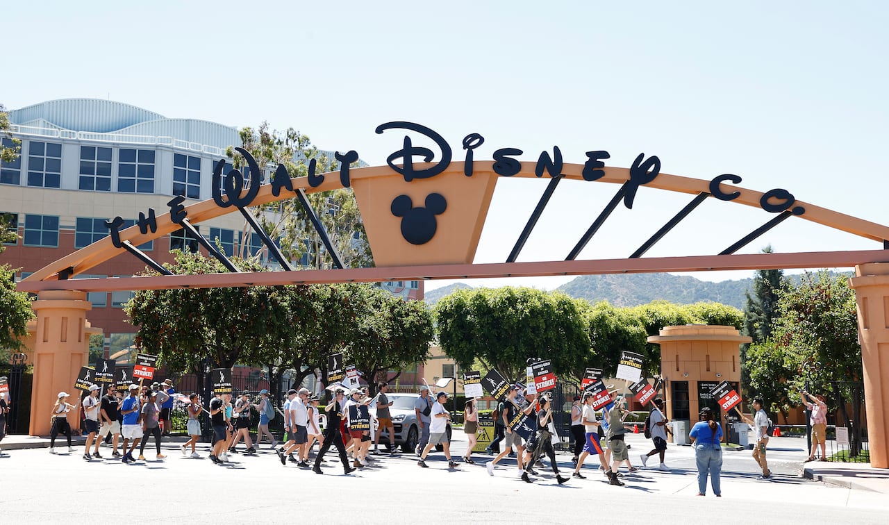 Miembros del Sindicato de Escritores de Estados Unidos y del Sindicato de Actores de la Pantalla hacen una huelga frente a los Estudios Disney en Burbank, California, el 14 de julio de 2023.