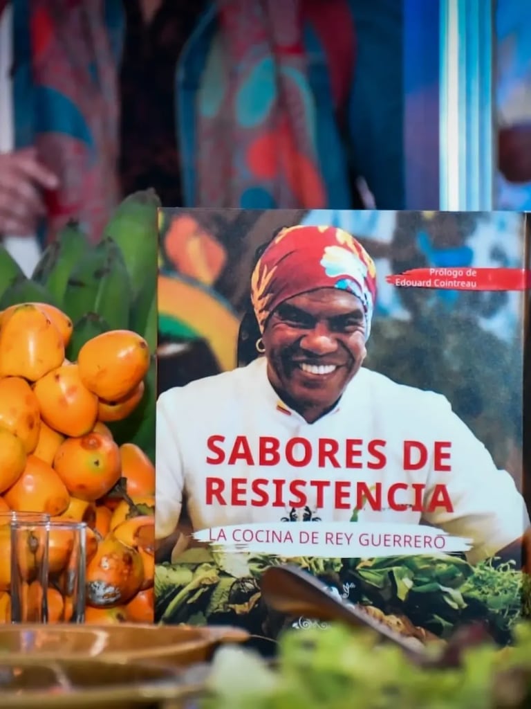 Rey Guerrero es el autor de Sabores de resistencia, la cocina de Rey Guerrero, una obra reconocida en los Gourmand World Cookbook Awards.