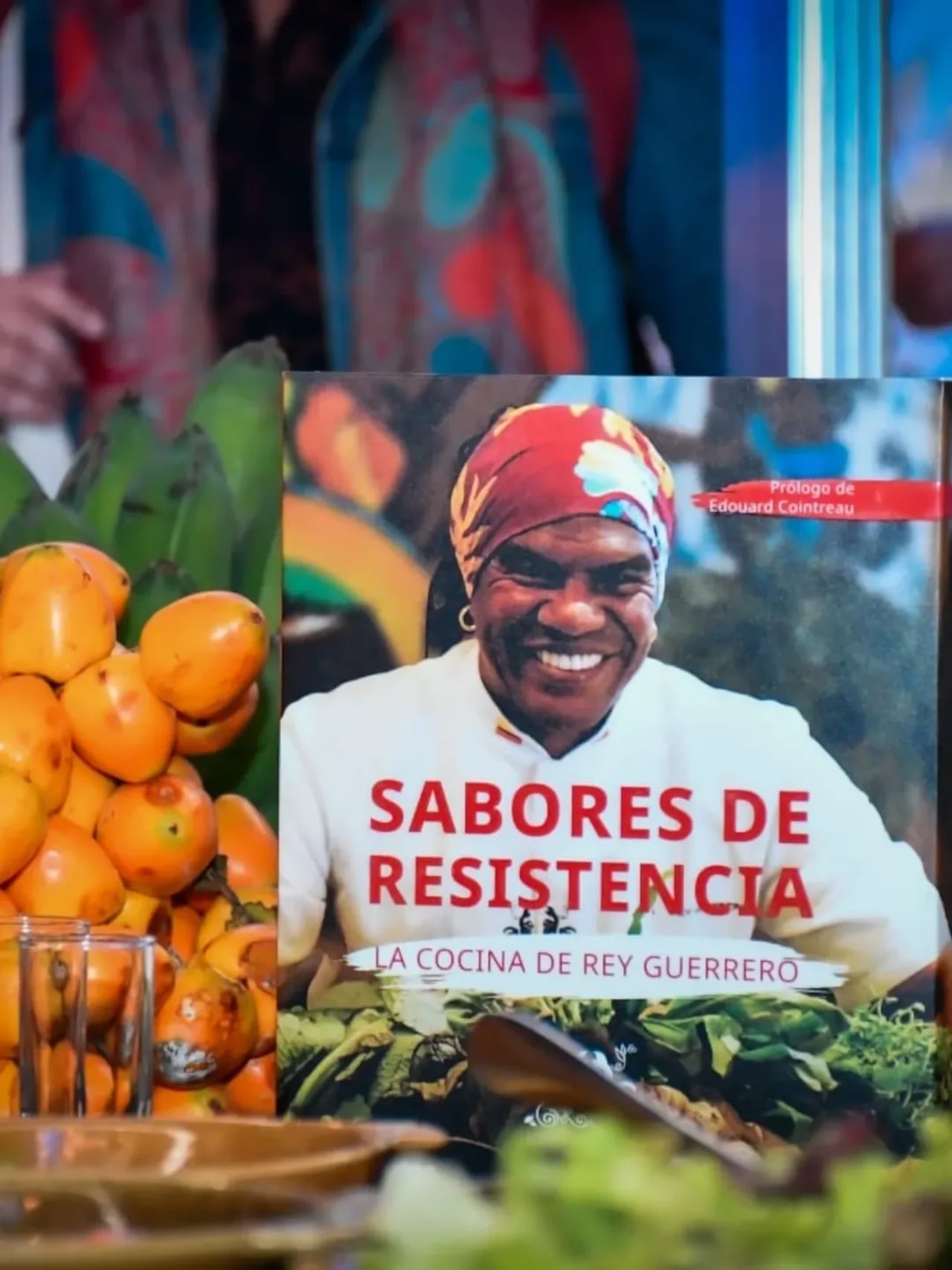 Rey Guerrero es el autor de Sabores de resistencia, la cocina de Rey Guerrero, una obra reconocida en los Gourmand World Cookbook Awards.