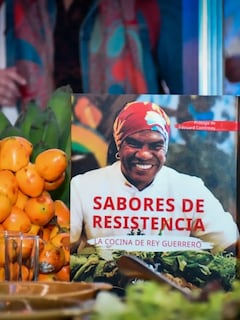 Rey Guerrero es el autor de Sabores de resistencia, la cocina de Rey Guerrero, una obra reconocida en los Gourmand World Cookbook Awards.