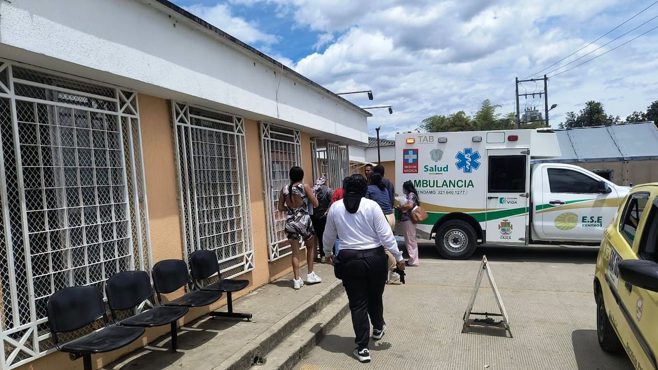 La comunidad apoyó al personal sanitario de este municipio a la hora del trasladado de uno de los lesionados a hospital local.